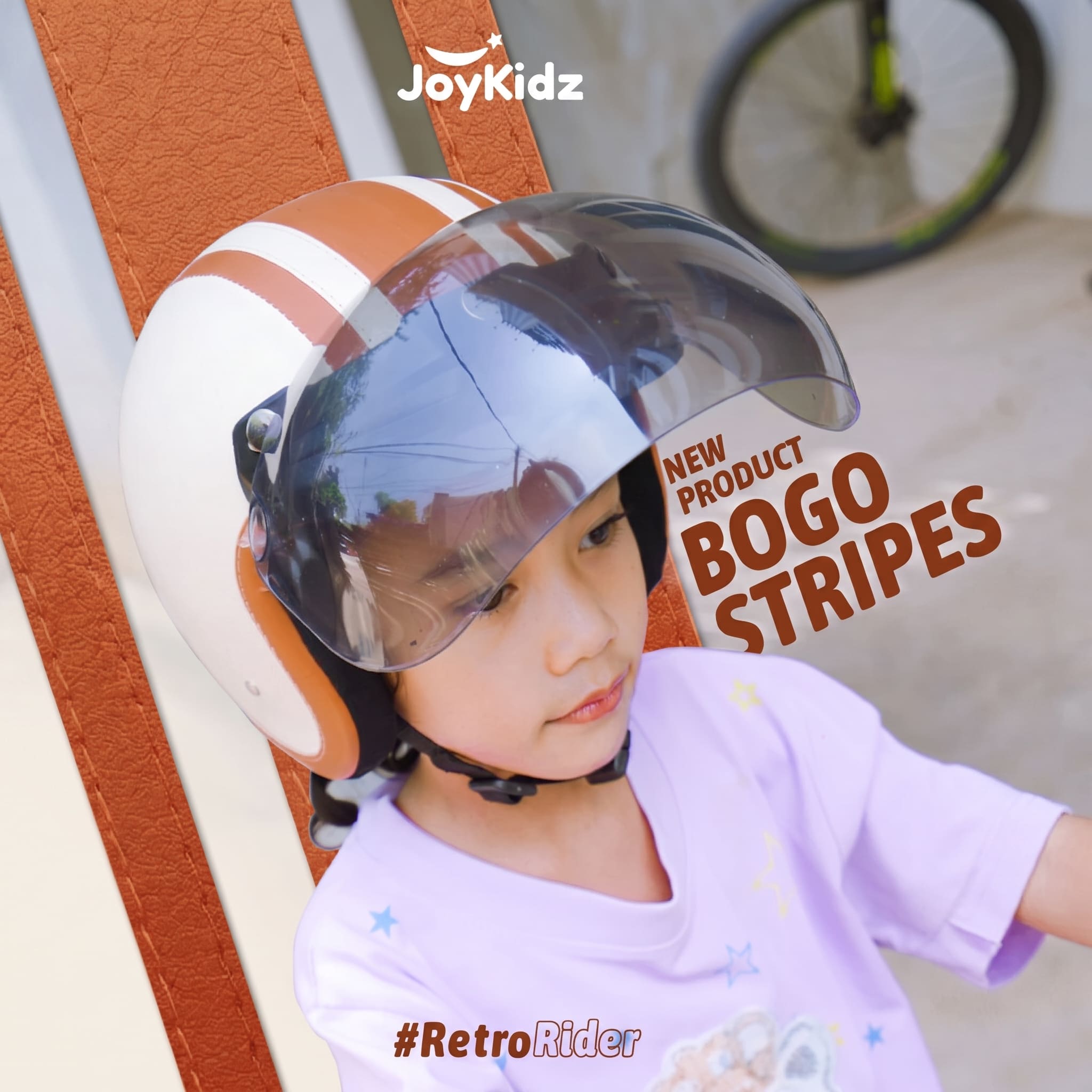 Anak perempuan memakai helm JoyKidz Bogo Stripes cokelat-putih