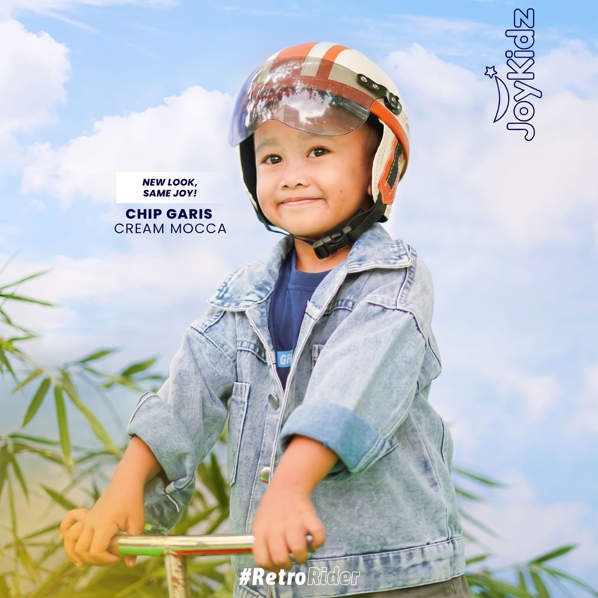 Anak laki-laki berjaket denim memakai helm JoyKidz Chip Garis Cream Mocca