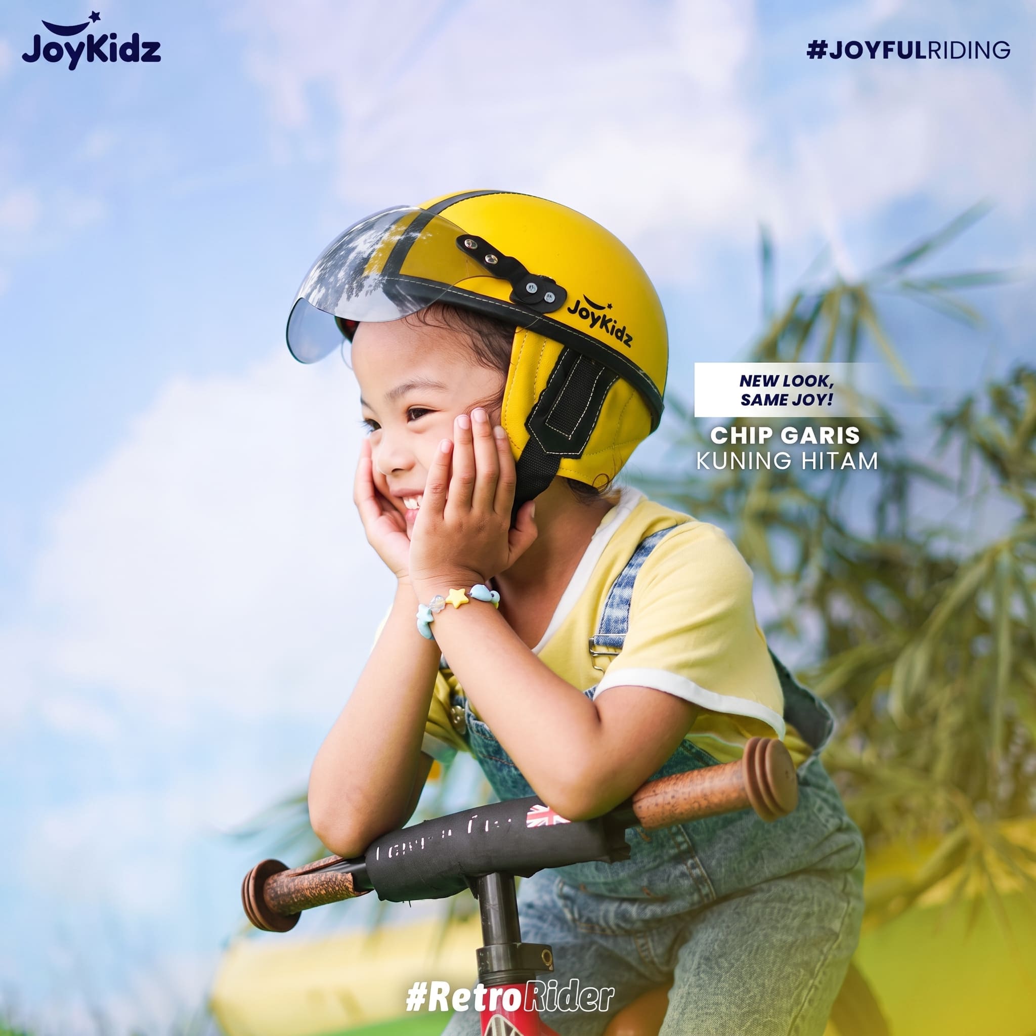 Anak perempuan tersenyum memakai helm JoyKidz Chip Garis Kuning Hitam