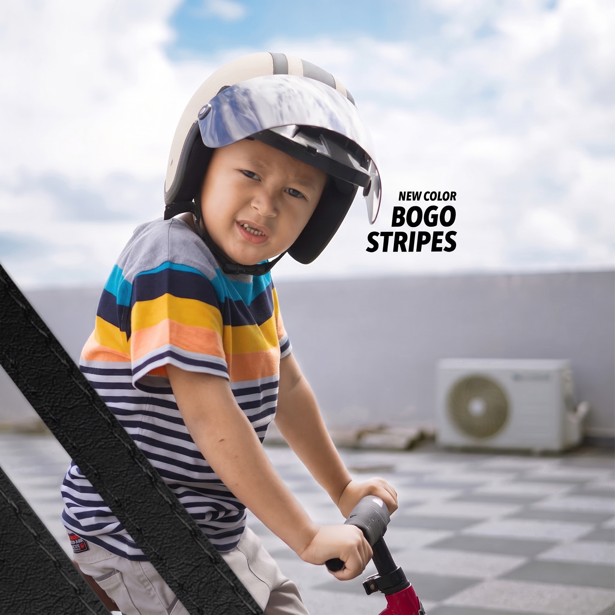 Anak laki-laki memakai helm JoyKidz Bogo Stripes warna krem